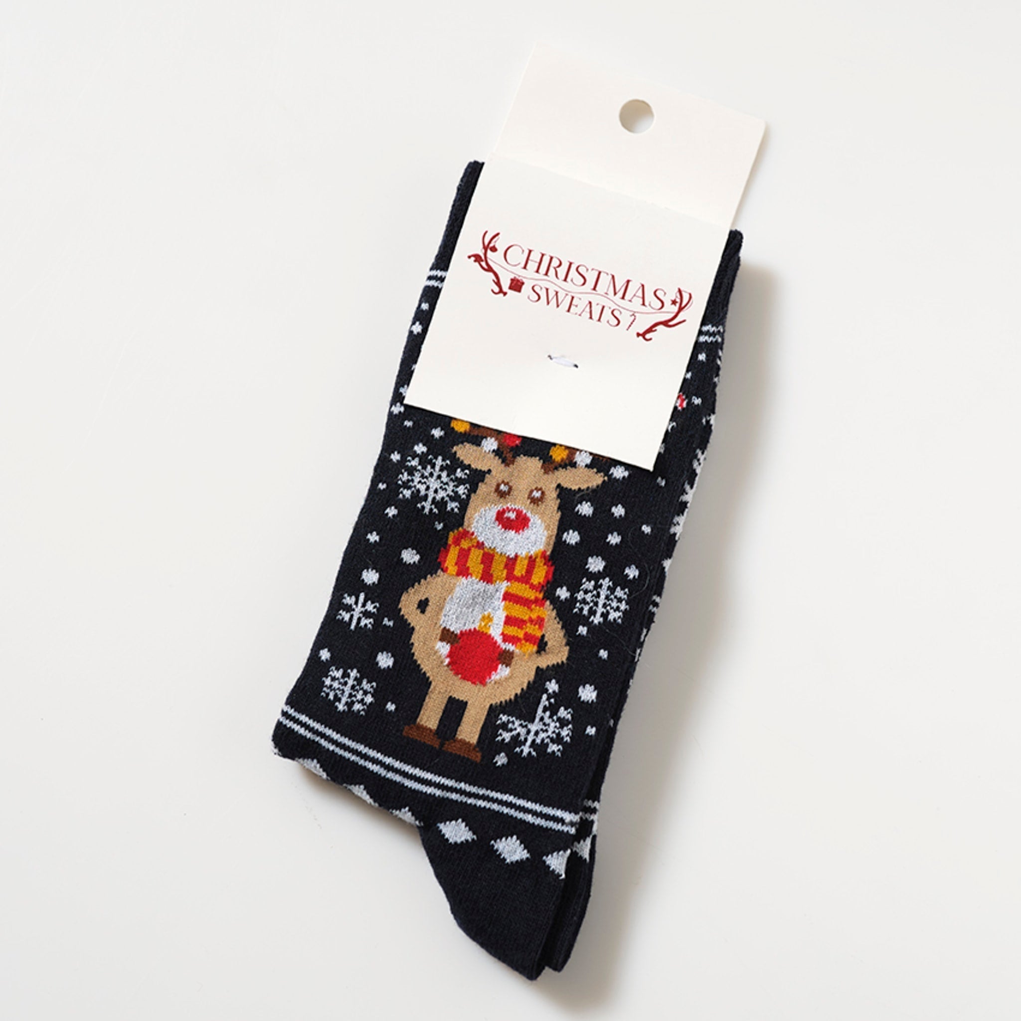 Ein Paar schwarze Weihnachtssocken mit Rentieren darauf.